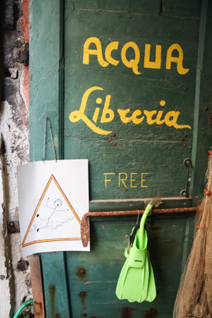 Venice, Italy Sept 5 2008: the Alta Acqua Libreria (High Water Bookstore) door sign in Venice, Italy. This is a unique bookstore on a canal in Venice with many cats living there and popular with tourists.のeditorial素材