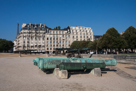 Paris, France Sept 27 2015: Outside of Hotel les Invalides (Invalids Residence) with view of cannons and Eiffel Tower. People are out enjoying a fall day.のeditorial素材