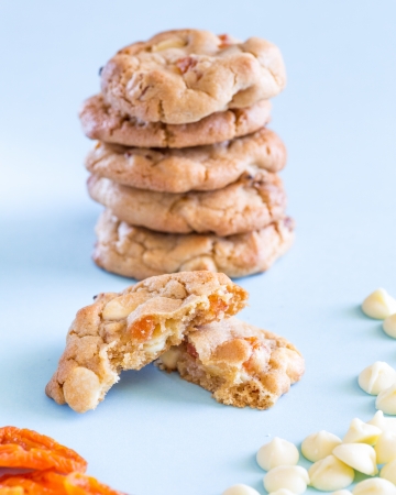 White choc and apricot cookiesの写真素材