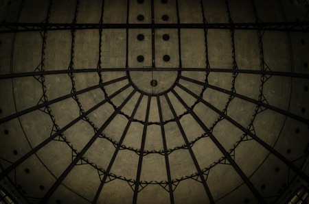 Steel framing holds up the roof of a building along Chicagoの写真素材