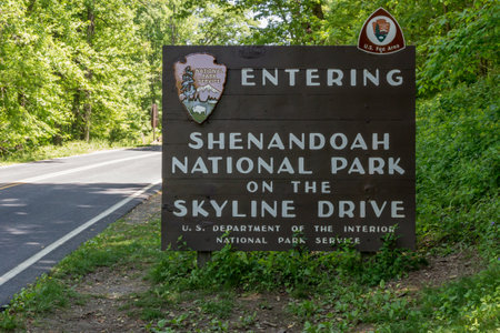 Waynesboro, VA- May 22, 2015. The welcome sign at the south entrance to Shenandoah National Parkのeditorial素材