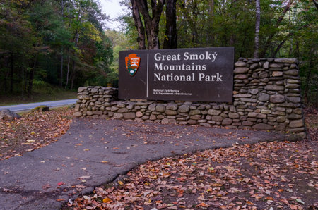 Gatlinburg, United States- October 14, 2015: An entrance sign to the Great Smoky Mountains National Park in fallのeditorial素材