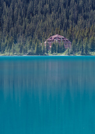 Num-Ti-Jah Lodge on Bow Lake and her blue watersのeditorial素材