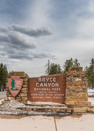 March 11, 2017: Bryce Canyon National Park Entry Sign Verticalのeditorial素材