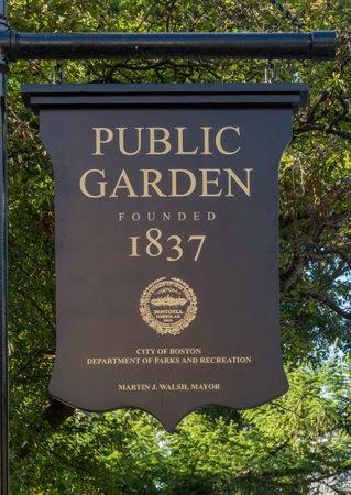 Boston, United States: October 13, 2017: Boston Public Garden Signのeditorial素材
