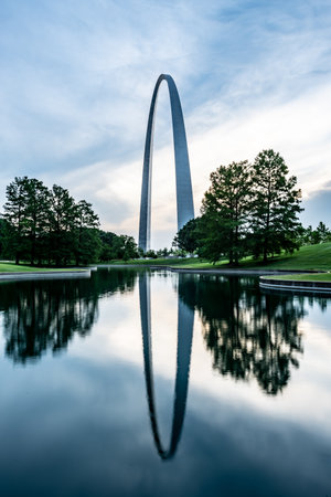 Saint Louis, United States: June 12, 2018: Gateway Arch Reflects in Pond in morning lightのeditorial素材
