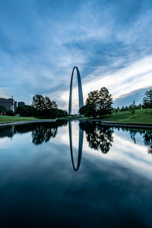 St. Louis, United States; June 12, 2018: Clouds Above Gateway Arch and Reflectionのeditorial素材