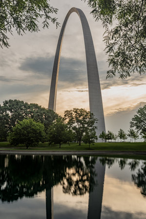 Saint Louis, United States: June 12, 2018: Morning Light Through Clouds Over Gateway Archのeditorial素材