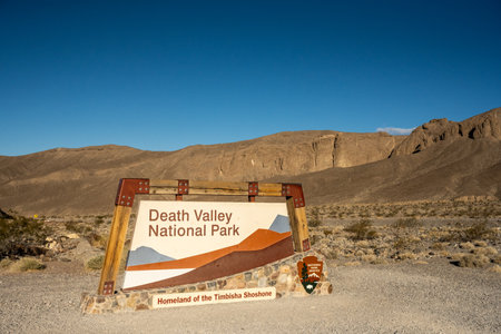 Death Valley Entry Sign With Barren Desert In Backgroundのeditorial素材