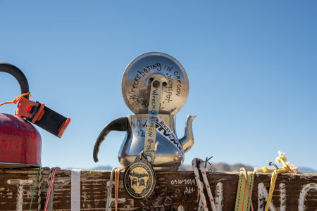 Death Valley National Part, United States: February 18, 2021: Stainless Steel Teapot With Medal Sits On Teakettle Junction Signのeditorial素材