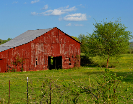 Old Red Wood Barn Along the Highwayの写真素材