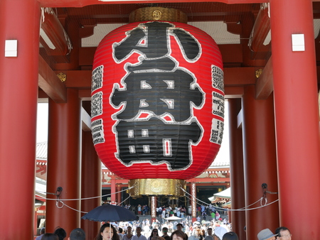 ASAKUSA TOKYO JAPAN - 2015  7  25: Japanese to pray in the Asakusa Kaminarimon, TOKYO JAPAN