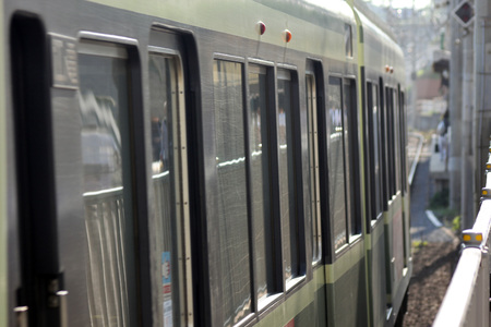 KAMAKURA, JAPAN - June 4: Enoden Line in Kamakura, Japan on June 4, 2015. Enoshima Electric Railway, has 100 years of history, links the central Shonan area,のeditorial素材