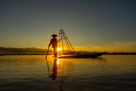 Mandalay, Myanmar, November 22, 2016: fishermen who go out fishing in mandalay, inle lakeのeditorial素材