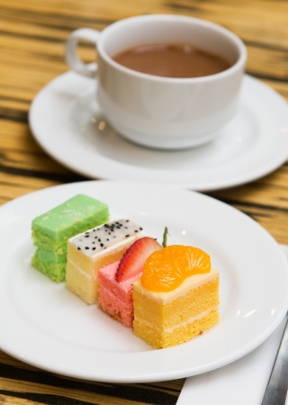 Assorted types of fruit cakes served in the plateの写真素材