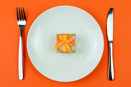 Gift box in a dinner plate view from topの写真素材