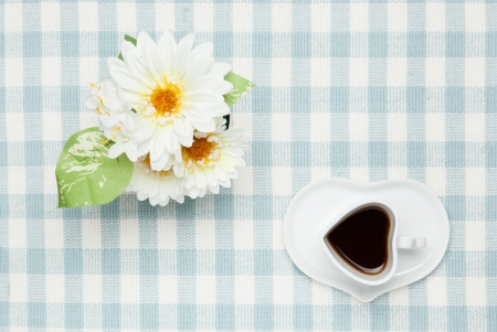 This is a photo of coffee and white artificial flowers.の写真素材