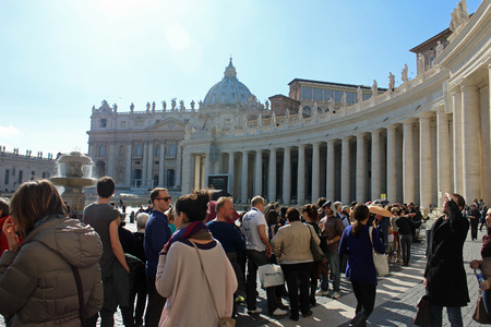 2014 28th March Rome Italy A sunny day with a lot of people at the st peters squareのeditorial素材