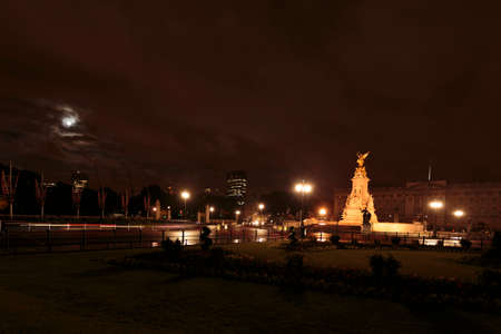 Buckingham Palace at night, Westminster, London, England, United Kingdomのeditorial素材