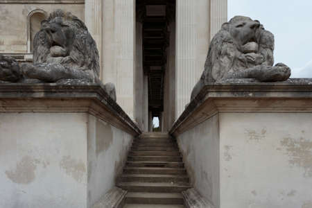 Lion sculptures outside the Fitzwilliam Museum in Cambridge, Cambridgeshire, England, United Kingdomのeditorial素材