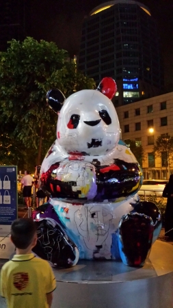A kid staring at the panda at orchard streetの素材