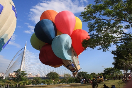 Hot air balloons in the blue skyの素材