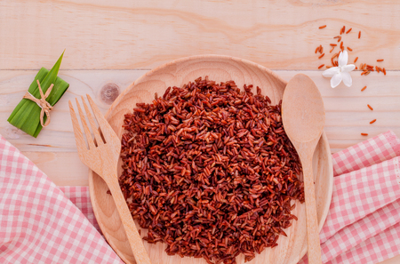 Steamed whole grain traditional thai rice best rice for healthy and clean food on wooden backgroundの写真素材