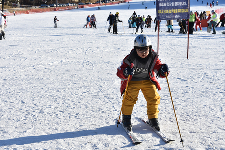 Seoul, KOREA  - JANUARY 28, 2017:  kid learning to ski on the slopesのeditorial素材