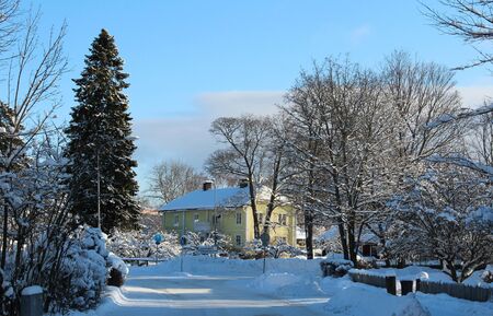 Ãstra Storgatan i Ludvika en solig vinterdag.のeditorial素材