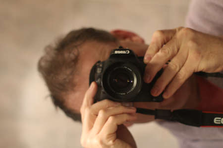 Camera vintage lens testing on the mirror using hand manualの写真素材