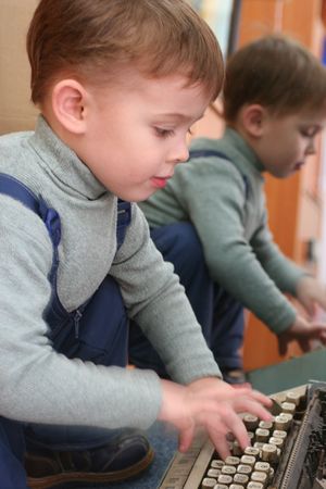 The boy prints on a typewriterの写真素材