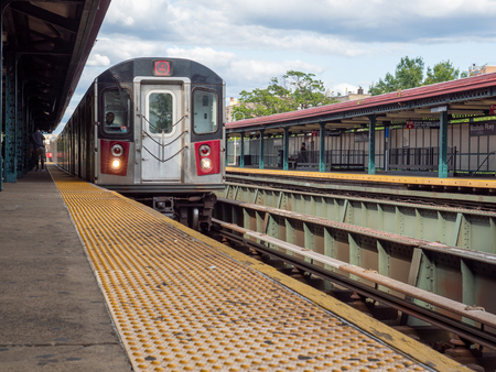 Bronx, NY/USA - August 08, 2019: Arriving MTA number 4 train at the Mosholu Parkway station in the Bronx.のeditorial素材