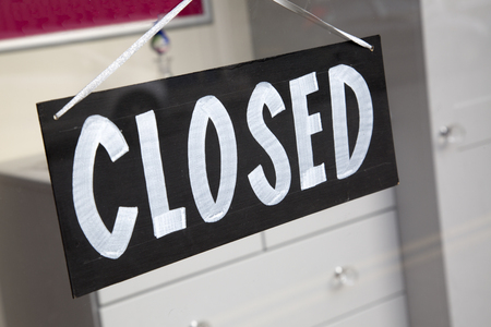 Closeup of Closed Sign on Shop Windowの写真素材