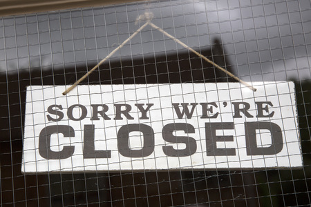 Closeup of Closed Sign on Shop Windowの写真素材