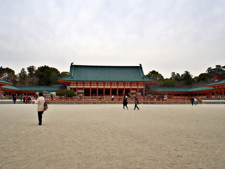 The wide landscape shot of the main building of Heian Shrine with large walking field that build according to Zen culture in Kyoto, Japanのeditorial素材