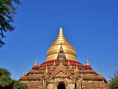 The entrance arch with golden stupa of the Dhammayazika pagoda, one of the famous landmark of Bagan, Myanmarのeditorial素材
