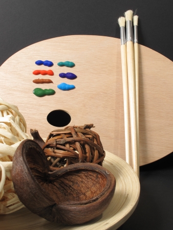 An image of spherical shapes and shells to paint with an artists palette in the backgroundの写真素材