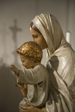 a statue of jesus and maryの写真素材