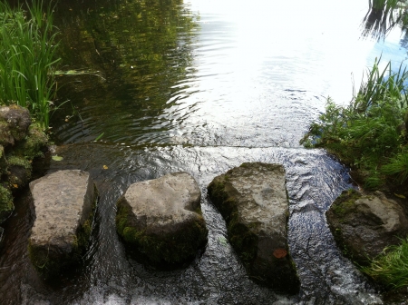 Rocks on the waterの素材