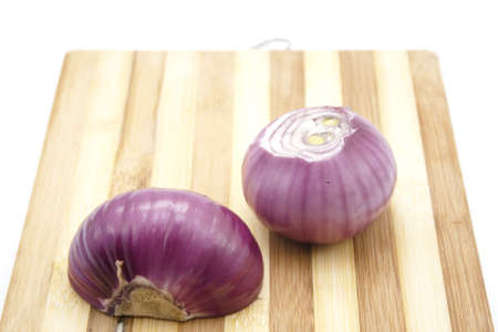 Red Onion on wooden Plate の写真素材