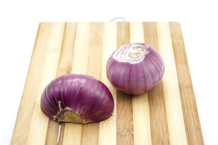 Red Onion on wooden Plate の写真素材
