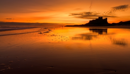 Bamburgh Castle is an imposing castle located on the coast at Bamburgh in Northumberland, England  It is a Grade I listed building  Built on a basalt outcrop, the location was previously home to a fort of the native Britons known as Din Guarie and may havの写真素材