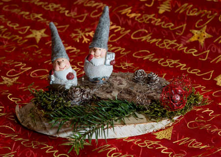 Zwei Weihnachtswichtel auf Baumscheibe a beautiful christmas decoの写真素材