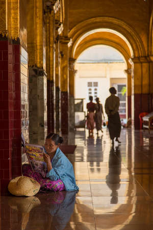 The Mahamuni Buddha Temple, Mandalay, Myanmar (Burma)12/12/2015 interiorsのeditorial素材