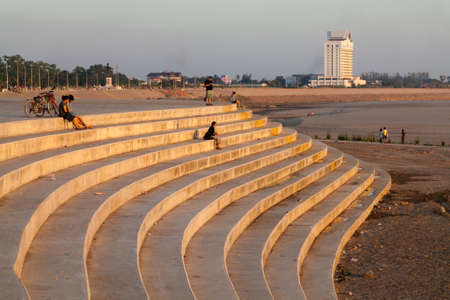 Mekong River, Vientiane, Laos at sunset, with steps curving down to river bankのeditorial素材