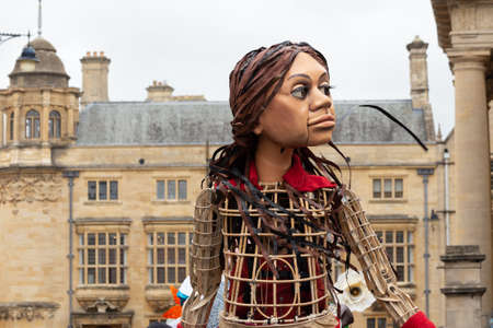Amal and Alice meet in Oxford and walk through the city greeted by the crowdsのeditorial素材