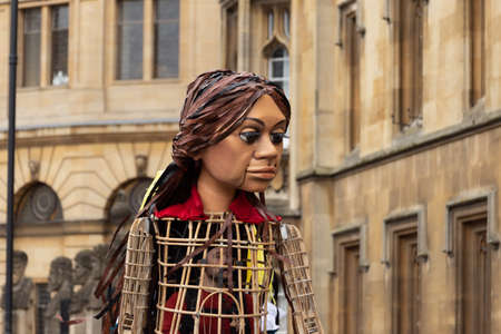 Amal and Alice meet in Oxford and walk through the city greeted by the crowdsのeditorial素材