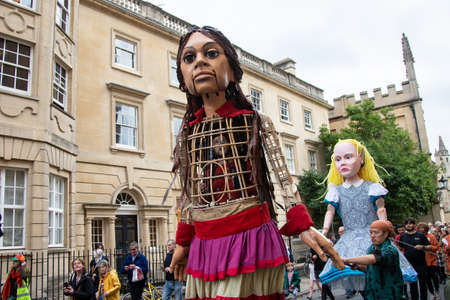 Amal and Alice meet in Oxford and walk through the city greeted by the crowdsのeditorial素材