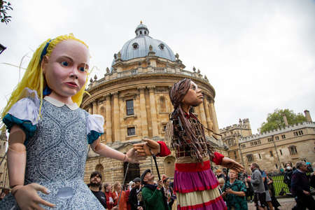 Amal and Alice meet in Oxford and walk through the city greeted by the crowdsのeditorial素材