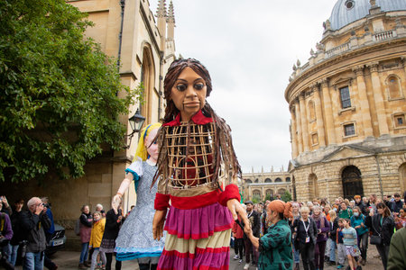 Amal and Alice meet in Oxford and walk through the city greeted by the crowdsのeditorial素材